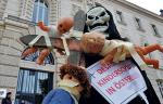 Manifestanci przed sądem w Sankt Pölten krytykowali słabość austriackiego systemu ochrony dzieci przed pedofilami (fot: Christof Stach)