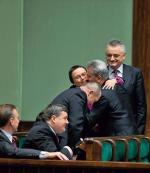 Po głosowaniu minister Katarzyna Hall odbierała gratulacje od kolegów z rządu