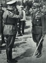 Gen. Eberhardt salutuje mjr. Henryka Sucharskiego, dowódcę bohaterskiej załogi Westerplatte 