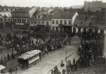Oddział kalwarii I piechoty rosyjskiej w 1905 r. w Warszawie prowadzi pod konwojem manifestantów przez Plac Żelaznej Bramy do cytadeli. Fotografia 