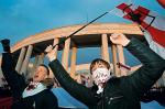 Demonstranci z zakazanymi biało-czerwono-białymi flagami (fot: Sergei Grits)