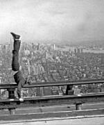 W 1974 roku Philippe Petit przeszedł po stalowej linie między wieżami World Trade Center, które były wówczas najwyższymi budynkami na świecie. Ale nie był to jego jedyny nowojorski wyczyn