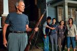 Walt Kowalski, bohater filmu Eastwooda, jest ksenofobem, może nawet rasistą, drażnią go osaczający  jego samotnię na przedmieściach Detroit przybysze z Azji