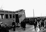 Kwiecień 1928 roku. Lokomotywa leży w poprzek toru, a wagon na niej. Takie wypadki nie należały, niestety, do rzadkości