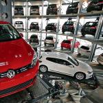 Nowe modele Volkswagena Scirocco i Golfa VI w składzie fabrycznym zakładu Volkswagena  w Wolfsburgu. Ten magazyn jest największym tego rodzaju obiektem na świecie