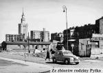 Zagadka na nowy tydzień. Zdjęcie pochodzi z 1963 roku. Skrzyżowanie na archiwalnej fotografii znajduje się obok fabryki, o której wpisanie do listy zabytków długo walczyli varsavianiści