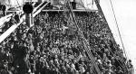 Emigranci stłoczeni na pokładzie statku płynącego w stronę Ellis Island