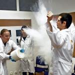 Widowiskowe eksperymenty mogą zachęcić do nauki chemii 