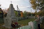 Betonowy obelisk  na zbiorowej mogile pomordowanych Polaków  – już z krzyżem