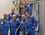Załoga kosmicznego symulatora. Członkowie załogi: od lewej z przodu Oleg Artemiew, Cyrille Fournier, Oliver Knickel , z tyłu Aleksiej Szpakow, Aleksiej Baranow i Siergiej Riazanski  