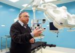 Dr hab. Igal Mor, członek rady naukowej szpitala Mazovia, chwali się salą operacyjną