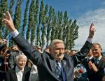 PO, broniąc Wałęsy, tworzy wrażenie, że ma po swojej stronie wielki ruch, którego jest on symbolem – twierdzą politolodzy. Na zdjęciu Lech Wałęsa z Donaldem Tuskiem pod pomnikiem Poległych Stoczniowców w Gdańsku podczas obchodów Sierpnia ’80 w 2006 r.  