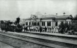 Otwarcie jednej ze stacji kolei transsyberyjskiej na fotografii z 1900 roku 