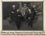 Grupa współpracowników Piłsudskiego. Siedzą od lewej: Bolesław Czarkowski, Aleksander Sulkiewicz, Stanisław Jędrzejowski, Kwiatek i Walery Sławek 