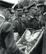 Hitler i Himmler ogladają zdobyty płomień od fanfary 8. Pułku Strzelców Konnych 