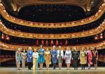 Żony liderów państw G20 pozowały do wspólnego zdjęcia na scenie The Royal Opera House 