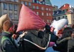 Flash mob to inaczej „błyskawiczny tłum”, który tworzy się na kilka minut, by razem wykonać jakąś czynność. Na zdjęciu akcja  z pl. Zamkowego, podczas której odbyła się walka  na poduszki  