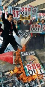 Demonstranci w Seulu spalili portrety Kim Dzong Ila i miniaturowe modele rakiety na wiecu zorganizowanym przed ambasadą USA Lee Jin-man/ap
