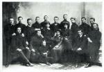 Uczestnicy zjazdu młodzieży Zarzewiackiej w Stanisławowie w roku 1909. Zarzewiacy byli odłamem ruchu narodowego, który przejął ideologię walki zbrojnej o niepodległość. Nazwa pochodziła od organu prasowego