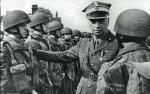 Gen. Kazimierz Sosnkowski odwiedza żołnierzy Samodzielnej Brygady Spadochronowej w Wielkiej Brytanii podczas II wojny światowej