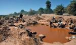 Gdyby  w epoce  kamienia ktoś sfotografował poszukiwaczy złota przy  pracy, obraz byłby dokładnie taki jak na tym współczesnym zdjęciu  wykonanym w 2009 roku w rejonie wioski Tanta nad Nilem w Sudanie