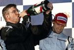 Ross Brawn świętuje w Melbourne zwycięstwo Jensona Buttona, pierwsze z dwóch w tym sezonie (fot: Rob Griffith)
