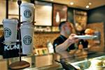 Ceny w Starbucks: • latte tall – 9,50 zł • latte grande – 10,50 zł • espresso solo – 5,50 zł • sałatka owocowa – 10,50 zł • kanapki – 10,50 zł • bajgle – 12 zł • muffiny – 8 – 8,50 zł • ciasta – 12,50 – 14 zł