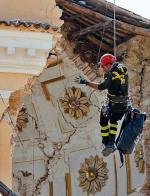 Strażacy sprawdzają, czy są szanse na odbudowę katedry w L’Aquili