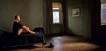 Samotna kobieta w hotelowym pokoju. Takie tło dla osobistej opowieści, inspirowane malarstwem Edwarda Hoppera,  stworzył Krystynie Jandzie Andrzej Wajda. 