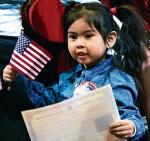 Adoptowana trzyletnia Jhannara Eichner  z Filipin otrzymuje dokument potwierdzający  obywatelstwo USA podczas uroczystości  w Waszyng- tonie (zdjęcie  z marca) 