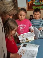 Rząd w 2009 r. dopłaci do podręczników tylko uczniom  z rodzin o niskich dochodach  i w trudnej sytuacji losowej.  Na zdjęciu uczniowie Szkoły Podstawowej nr 289 w Warszawie