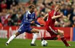 Ashley Cole (z lewej)  i Dirk Kuyt. Chelsea wygrała w Liverpoolu 3:1 po ciekawym meczu. Trudno uwierzyć,  że angielskie kluby naprawdę chciałyby reformy  Ligi Mistrzów