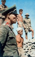 Ulubiony kadr propagandy Goebbelsa: Rommel wywyższony talentem i siłą woli,  ale jak przystało na narodowego socjalistę — zawsze blisko prostych żołnierzy