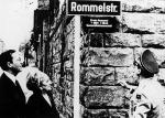 Syn i wdowa po Rommlu na ulicy jego imienia w Stuttgarcie, 1968 r.