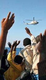 Uratowani imigranci na włoskiej Wysepce Lampedusa