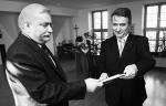 <Lech  Wałęsa  i Leon  Kieres  w dniu  przyznania byłemu  prezydentowi przez IPN statusu  pokrzywdzonego  przez służby specjalne PRL,  16 listopada 2005 r.
