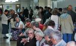 Pacjenci czekali kilka godzin, by zapisać się  do lekarza.  W tym czasie uśmiechnięta prezydent Warszawy otwierała oddział pediatryczny