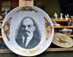 Talerz pamiątkowy ze zdjęciem Lenina w sklepie w Rosji