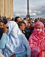 Imigranci we Francji mają przechodzić kursy wychowania patriotycznego, w tym naukę wartości laickich
