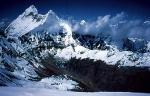 Masyw Nanda Devi, na pierwszym planie wierzchołek wschodni. W głębi główny szczyt masywu (7816 m).