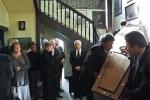 Trumna z ciałem Jerzego Giedroycia opuszcza siedzibę „Kultury” w Maisons-Laffitte, 21 września 2000 r.