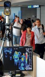 Duże ryzyko spotkania osób zarażonych  wirusem istnieje na lotniskach. Na zdjęciu  kamera  termowizyjna pokazująca temperaturę ciała  podróżnych  na międzynarodowym porcie lotniczym w Seulu 