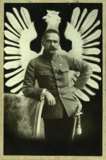 Symboliczny kolaż z epoki ukazujący Józefa Piłsudskiego na tle Orła Białego