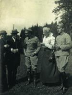 Piłsudski z żoną Marią w majątku Bobowa, rodowej siedzibie najbliższego adiutanta i współpracownika, Bolesława Wieniawy-Długoszowskiego (pierwszy z prawej). Obok widoczna matka Wieniawy (w białej bluzce) 