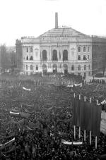 Tłumy spędzone na plac przed Politechniką, gdzie odbywał się kongres