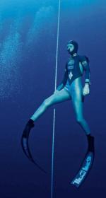 Rekordzistka Tanya Streeter podczas wypływania z głębokości 122 metrów