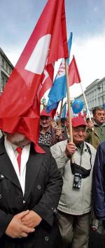 Związki zawodowe i partie lewicowe nadal 1 maja organizują pochody. Na zdjęciu w Warszawie w 2007 roku