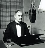 Premier Wielkiej Brytanii Neville Chamberlain w studiu radiowym BBC, 1939 r. 