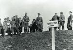 Hitler z oficerami podczas inspekcji wojsk oblegających Warszawę, 25 września 1939 r.