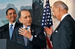 Senator Arlen Specter (w środku), wiceprezydent Joe Biden i prezydent Barack Obama (fot: Mandel Ngan)